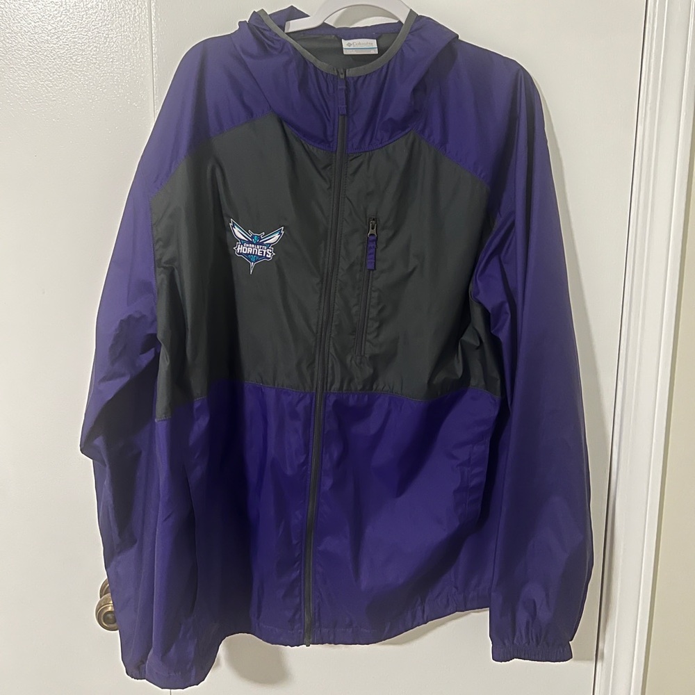 Columbia Charlotte Hornets Windbreaker Jacket – Size XL – Purple/Gray